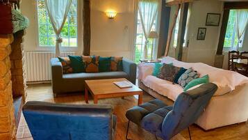 Cheminée, jeux vidéo, lecteur de DVD, baby-foot