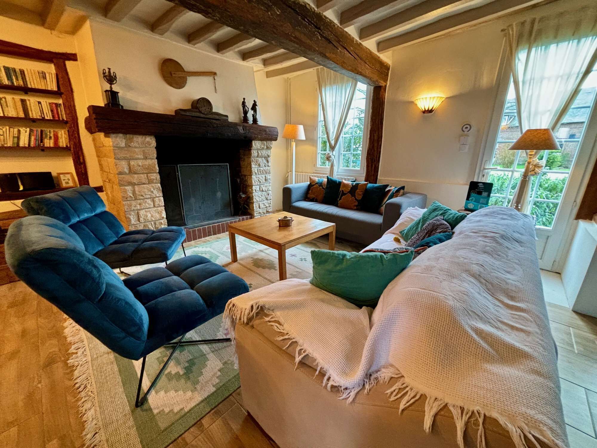 Chimenea, videojuegos, reproductor de DVD y futbolito 