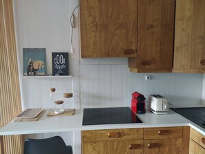 Frigorífico, microondas, placa de cocina y cafetera o tetera