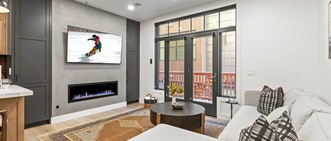 Televisor, llar de foc i reproductor de DVD