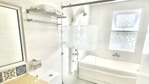 Un baño con inodoro, lavabo y ducha.