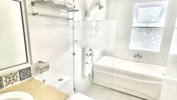 Kamar Double Deluks | Kamar mandi | Pancuran hujan, perlengkapan mandi gratis, pengering rambut, dan sandal