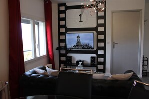 Tv, dvd-spelare, böcker och ett filmbibliotek
