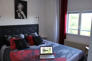 2 عدّة غرف نوم ومكواة/لوح كي وسرير سفر وواي فاي مجانًا