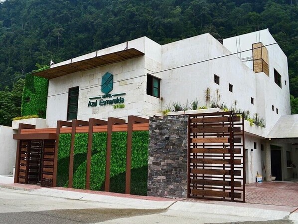 Vista frontal de la propiedad