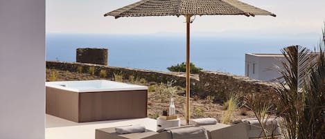 Superior Suite with Hot-tub & terrace with Side Sea View (70m from main building) | Terrasse/Patio