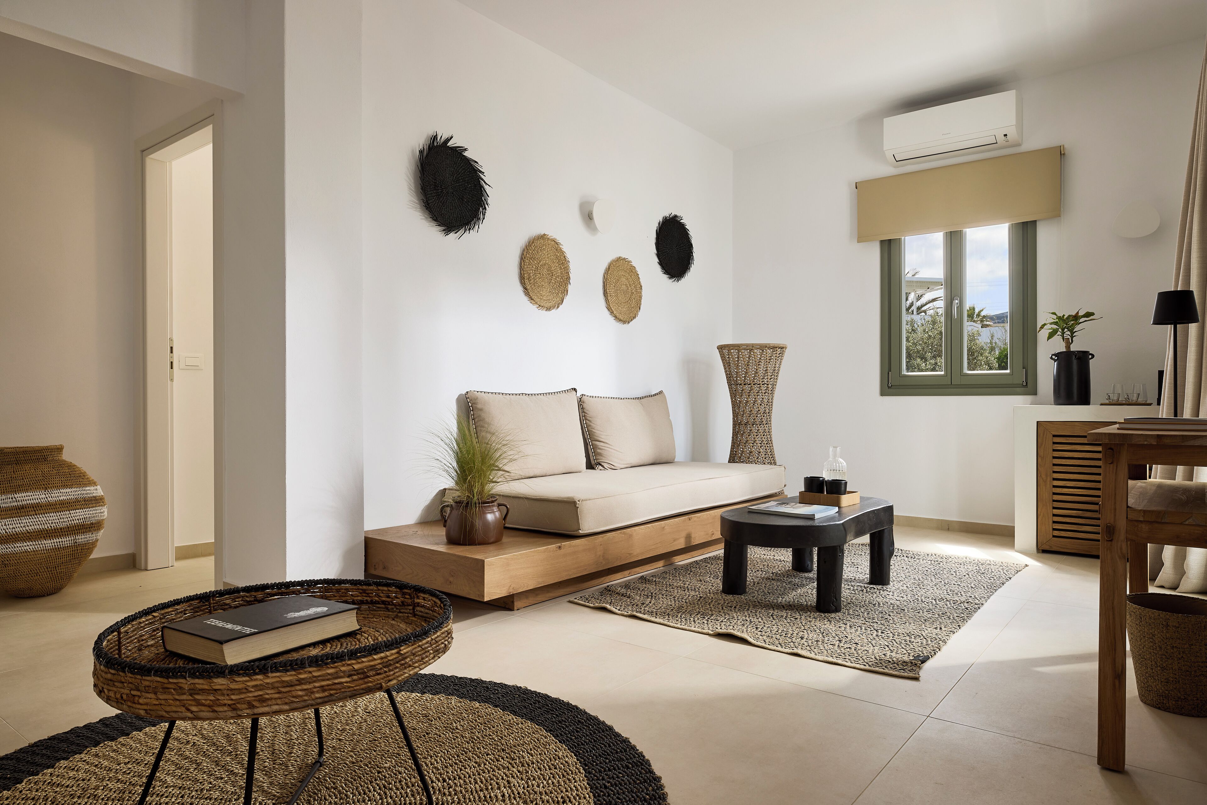 Un salon moderne avec un canapé, une table basse et des œuvres d’art décoratives au mur.