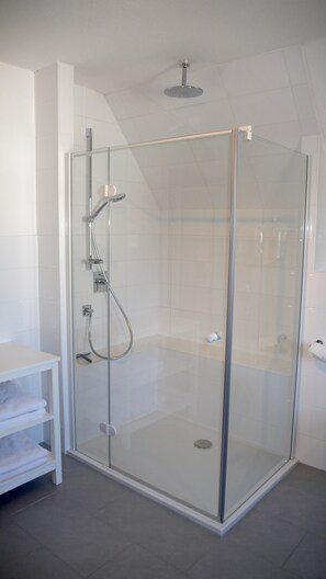 Dusche, Haartrockner, Handtücher, Seife