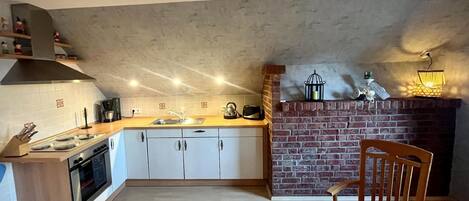 Kühlschrank, Ofen, Wasserkocher mit Kaffee-/Teezubehör, Toaster