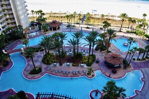 Een binnenzwembad, een buitenzwembad