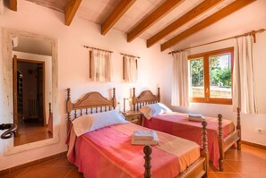 3 bedrooms, in-room safe, WiFi, bed sheets