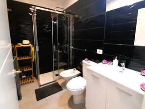 Suihku, hiustenkuivaaja