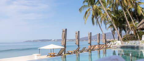 Una piscina al aire libre, una piscina climatizada