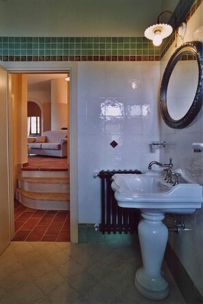 Bathtub, towels