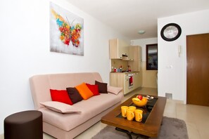 Apartment, Mehrere Betten | Wohnzimmer | 30-Zoll-Fernseher mit Kabelempfang
