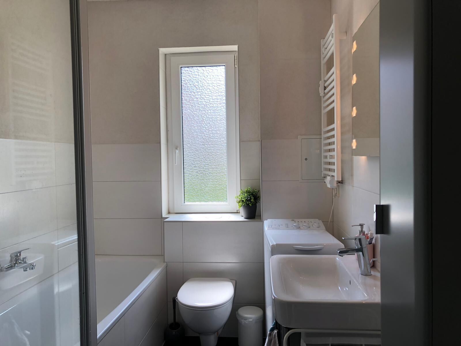 Badewanne, Haartrockner, Handtücher, Seife