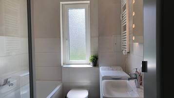 Badewanne, Haartrockner, Handtücher, Seife