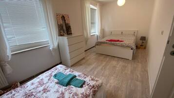 2 slaapkamers, een bureau, beddengoed