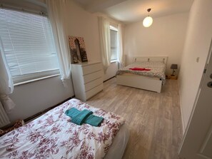 2 室のベッドルーム、デスク、ベッドシーツ