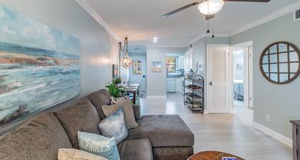 Coastal Condo on Dunedin Causeway! Walk to the Beach!