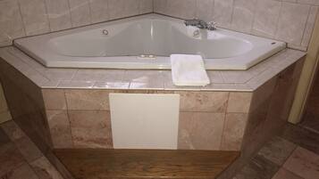 Combined shower/tub, jetted tub, hair dryer, towels