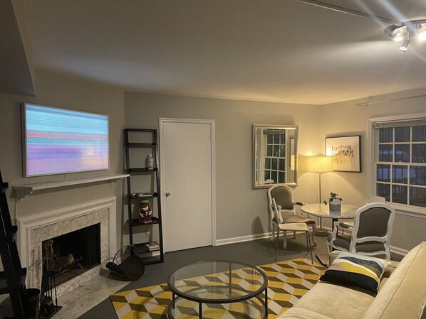 Living area - Great for Families walking distance to great sites (Washington, D.C.)