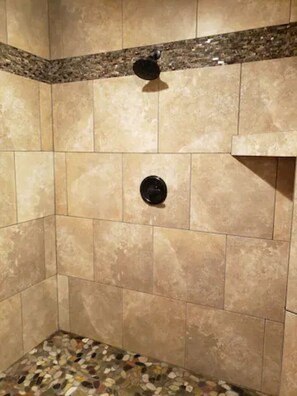 Ducha, secador de pelo, toallas y jabón