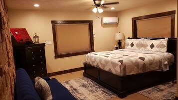 1 habitación, escritorio, tabla de planchar con plancha y cuna de viaje