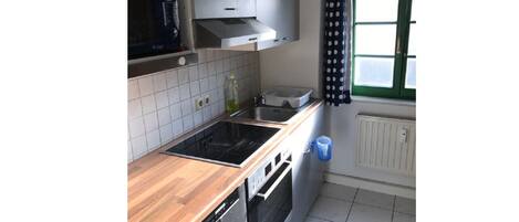 Frigorifero, piano cottura, lavastoviglie, macchina per tè/caffè