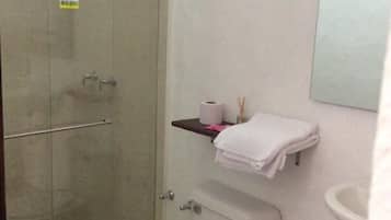 Combined shower/tub, towels, soap, toilet paper