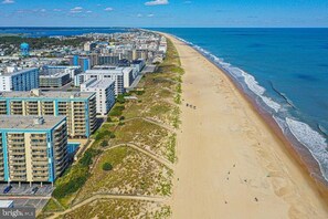 En la playa, camastros y toallas de playa 