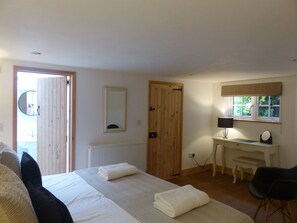 A bedroom with a bed, a desk, a chair, a mirror, and a window. - Idyllic rural retreat - Generous ferry discounts available (Isle of Wight)