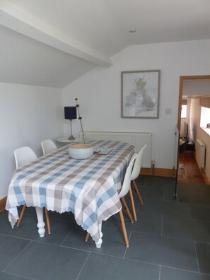 Dining - Idyllic rural retreat - Generous ferry discounts available (Isle of Wight)