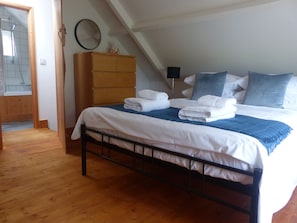 2 bedrooms, iron/ironing board, free WiFi, bed sheets - Idyllic rural retreat - Generous ferry discounts available (Isle of Wight)