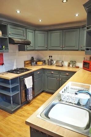 Refrigerador, microondas, horno, placa de cocina