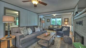 TV connectée, cheminée, table de tennis de table, livres