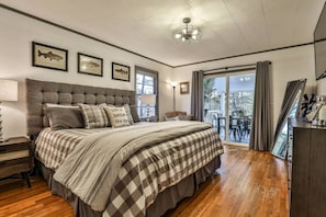 Een bureau, een strijkplank/strijkijzer, reisbedje, gratis wifi