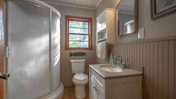 Douche, sĂšche-cheveux, serviettes fournies, savon