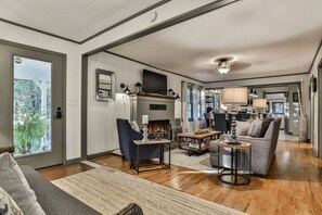 Smart TV, fireplace, table tennis, books - Lake Blue Ridge’s Wet Feet Retreat Cottage (Morganton)