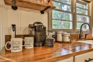 Fridge, microwave, oven, stovetop - Lake Blue Ridge’s Wet Feet Retreat Cottage (Morganton)