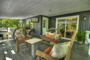 Terrace/patio - Lake Blue Ridge’s Wet Feet Retreat Cottage (Morganton)