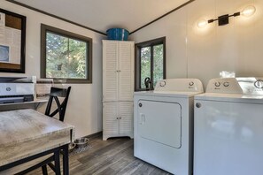 Interior - Lake Blue Ridge’s Wet Feet Retreat Cottage (Morganton)