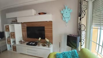 House, Multiple Beds | Living room | 30-inch TV with digital channels