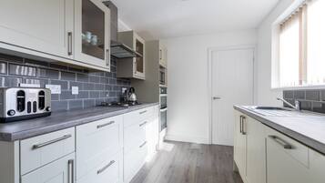 Casa Deluxe | Cocina privada | Frigorífico grande, horno, placa de cocina y lavavajillas