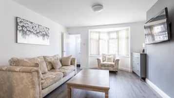 Casa Deluxe | Zona de estar | Una televisión de pantalla plana