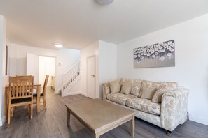 Deluxe House | Living room | Flat-screen TV - Platform Holderness House (Hull)