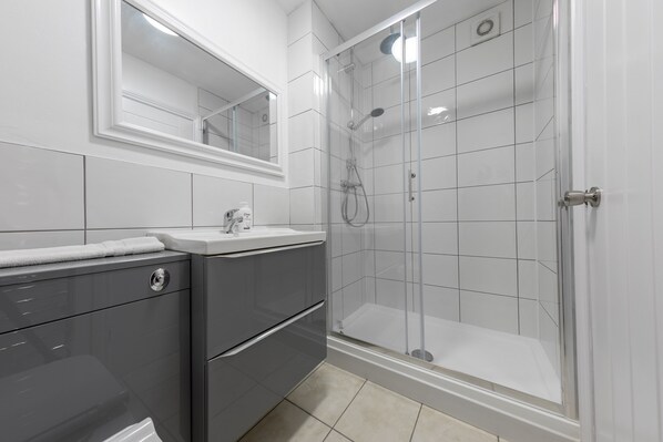 Deluxe House | Bathroom shower - Platform Holderness House (Hull)