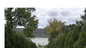 A pathway leading to a lake with steps flanked by trees and benches. - LUXE 3BD/2BA 29 min>NYC w/Parking & deck  (Hastings-on-Hudson)