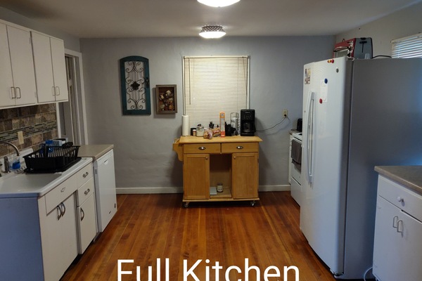 Kjøleskap, mikrobølgeovn, kokeplater og oppvaskmaskin