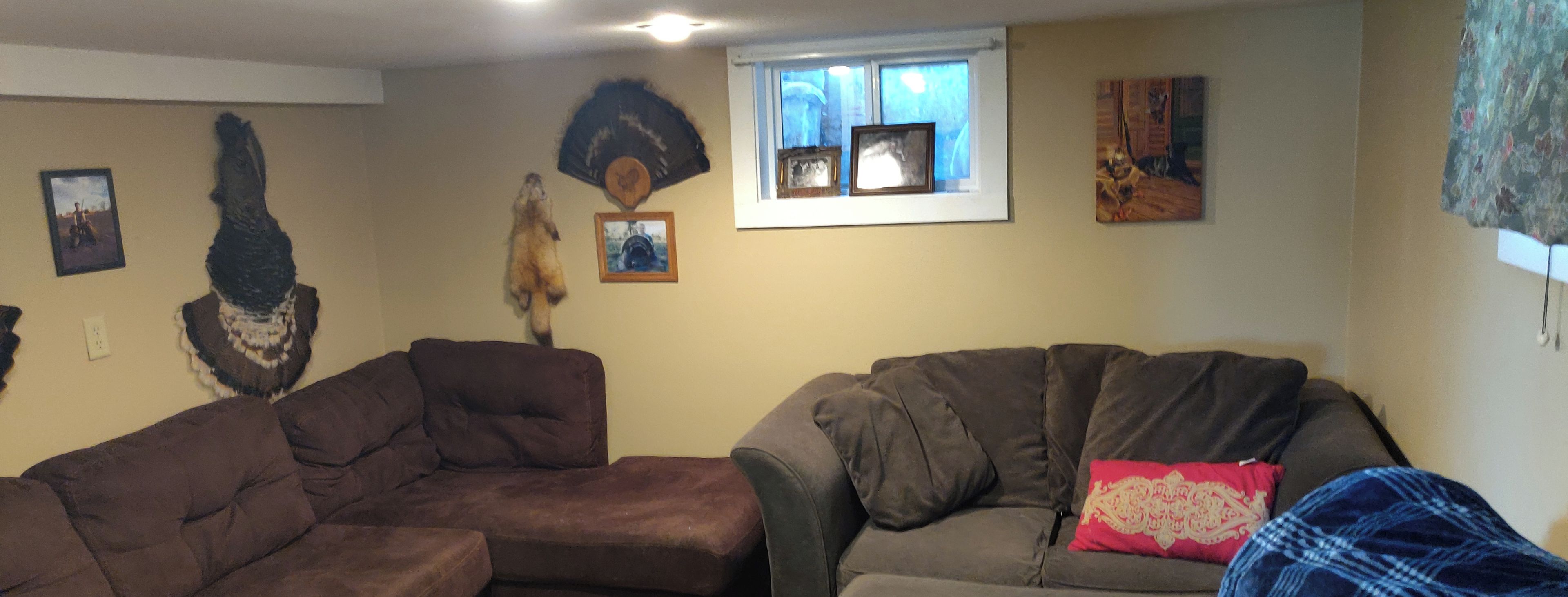 Ein Wohnzimmer mit zwei Sofas und einem Fernseher.